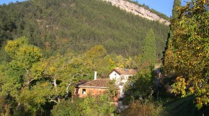 le gîte et la maison dans le vallon